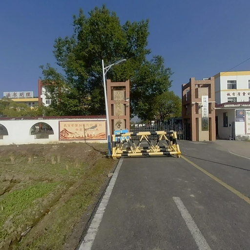 舒城县石岗中学校门口